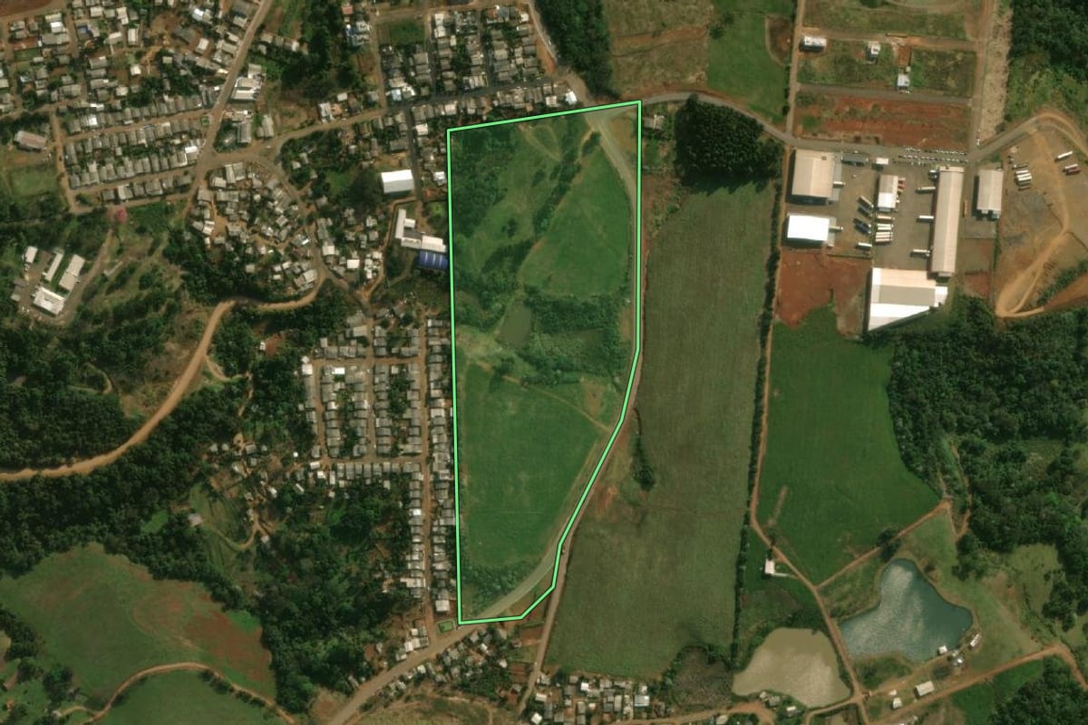 Imagem de satélite do imóvel rural em Dionísio Cerqueira (SC), com o contorno declarado no CAR desenhado por cima.