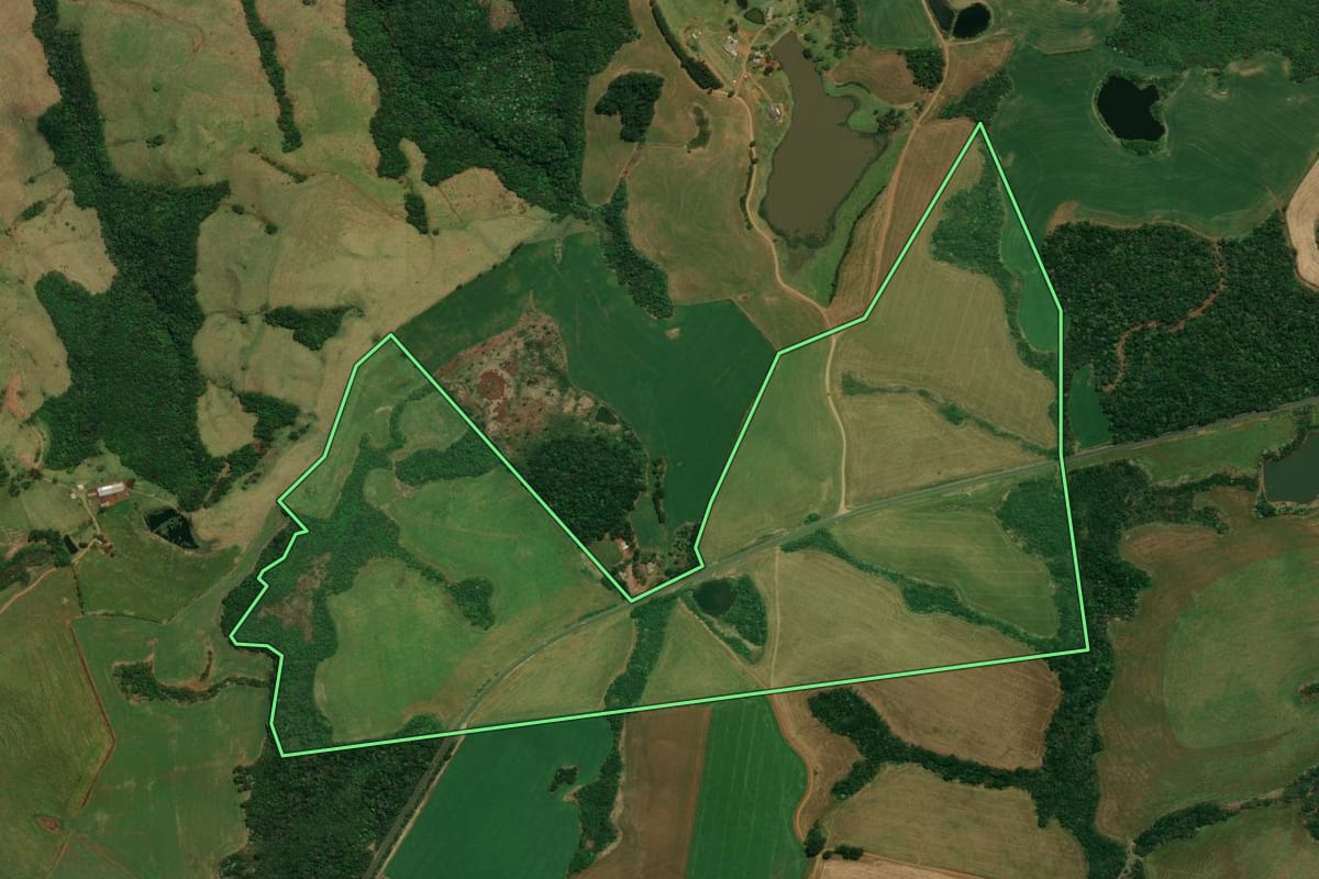Imagem de satélite do imóvel rural em Dionísio Cerqueira (SC), com o contorno declarado no CAR desenhado por cima.