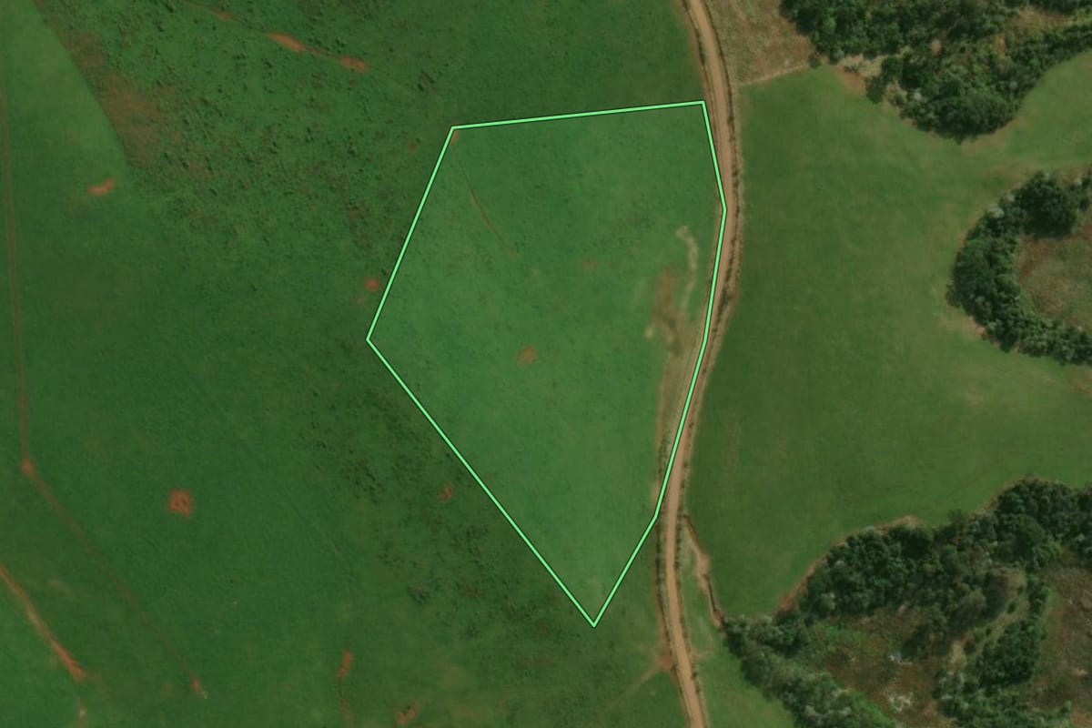 Imagem de satélite do imóvel rural em Dionísio Cerqueira (SC), com o contorno declarado no CAR desenhado por cima.