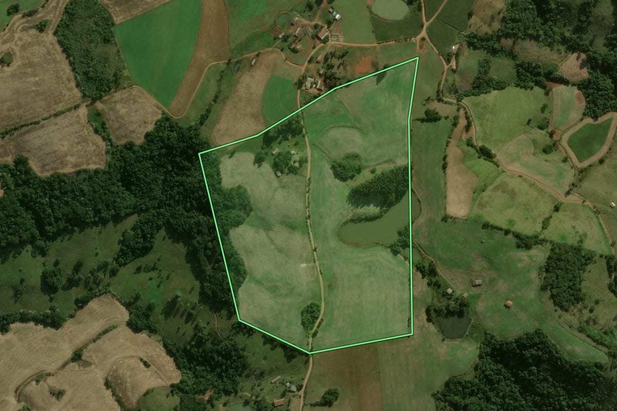 Imagem de satélite do imóvel rural em Dionísio Cerqueira (SC), com o contorno declarado no CAR desenhado por cima.