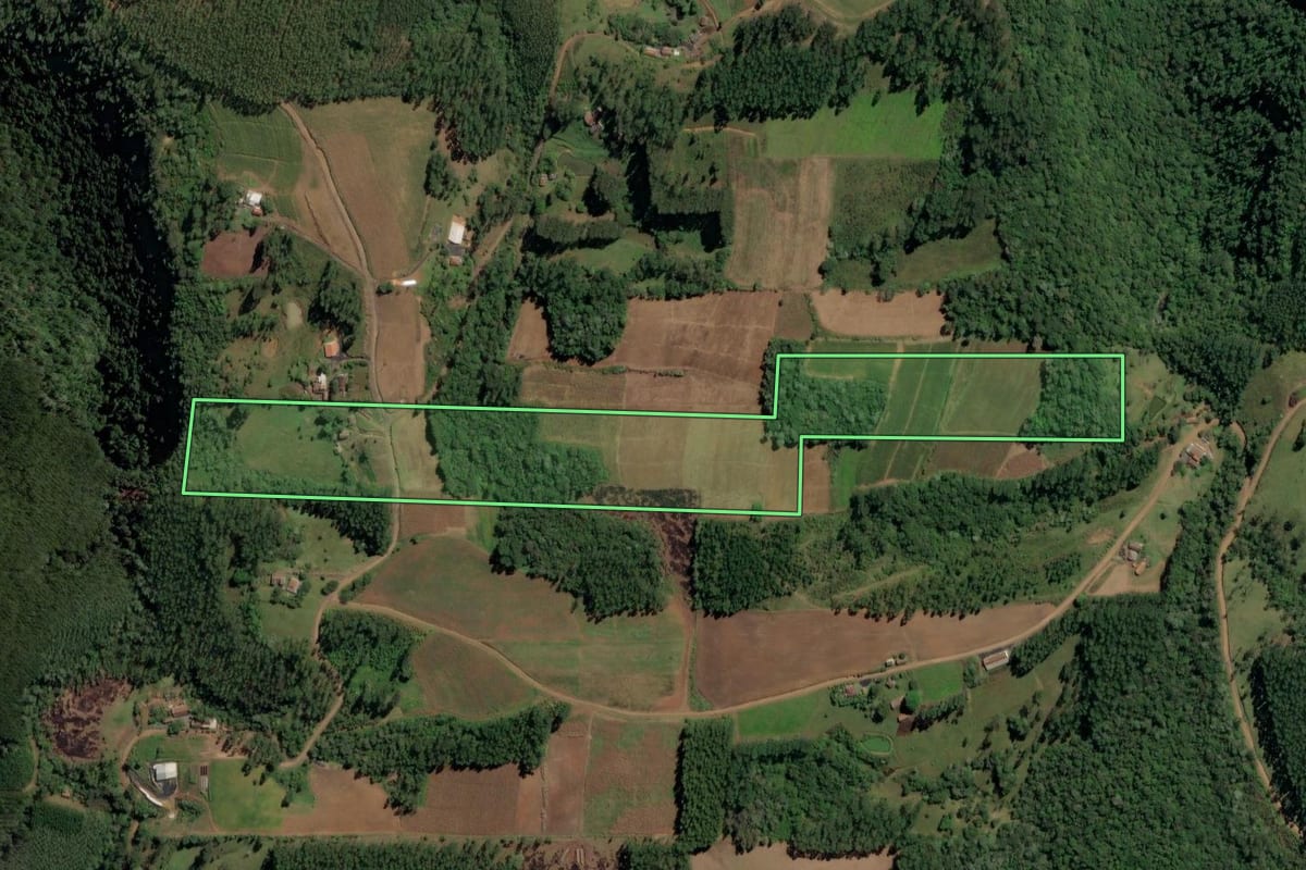Imagem de satélite do imóvel rural em Dona Emma (SC), com o contorno declarado no CAR desenhado por cima.