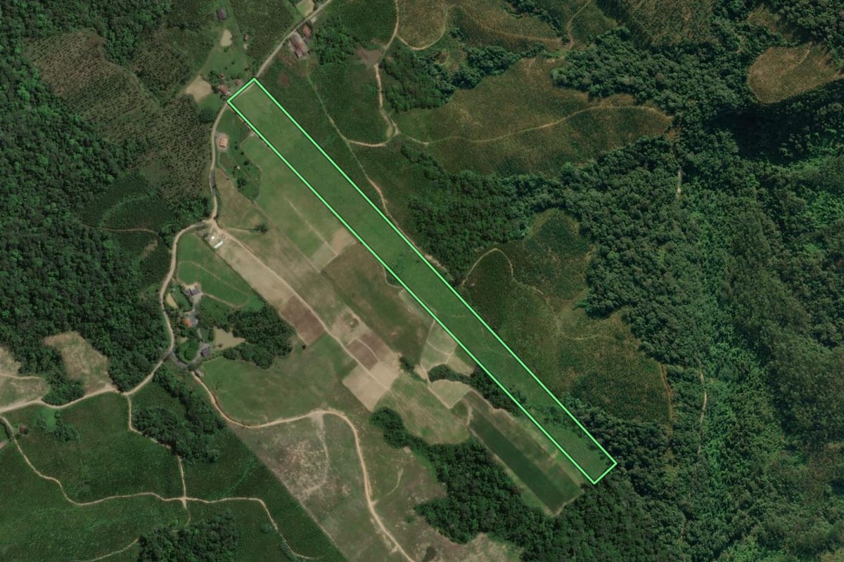 Imagem de satélite do imóvel rural em Dona Emma (SC), com o contorno declarado no CAR desenhado por cima.