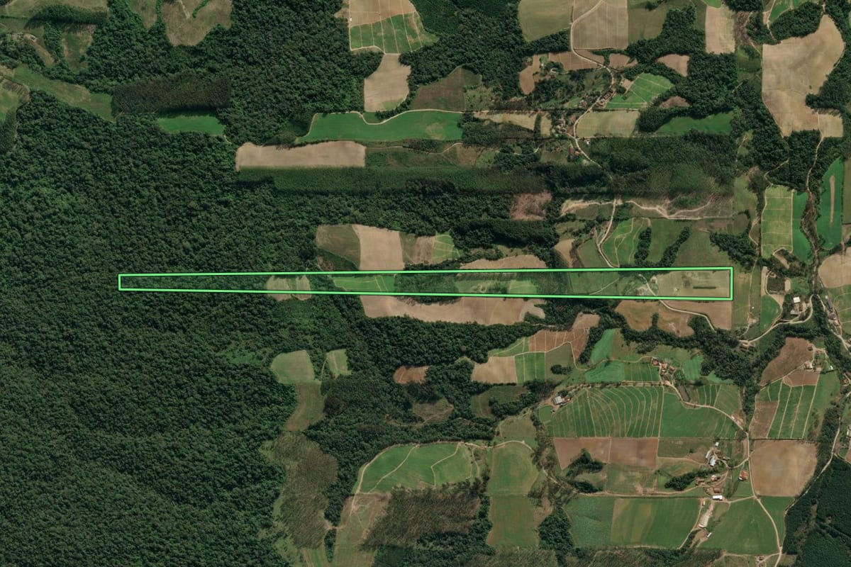 Imagem de satélite do imóvel rural em Dona Emma (SC), com o contorno declarado no CAR desenhado por cima.