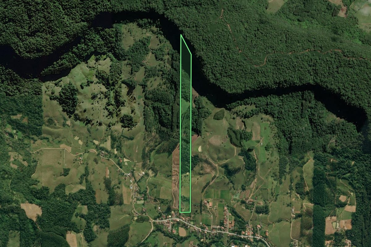 Imagem de satélite do imóvel rural em Dona Emma (SC), com o contorno declarado no CAR desenhado por cima.