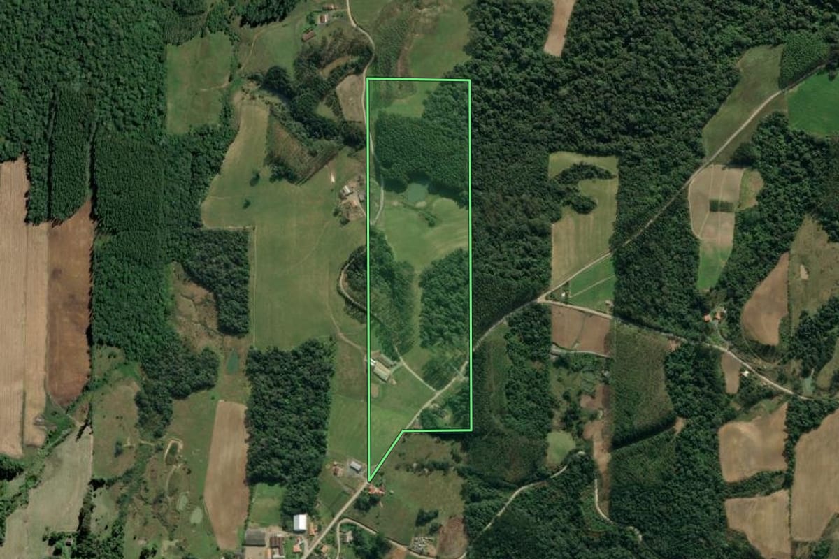 Imagem de satélite do imóvel rural em Dona Emma (SC), com o contorno declarado no CAR desenhado por cima.