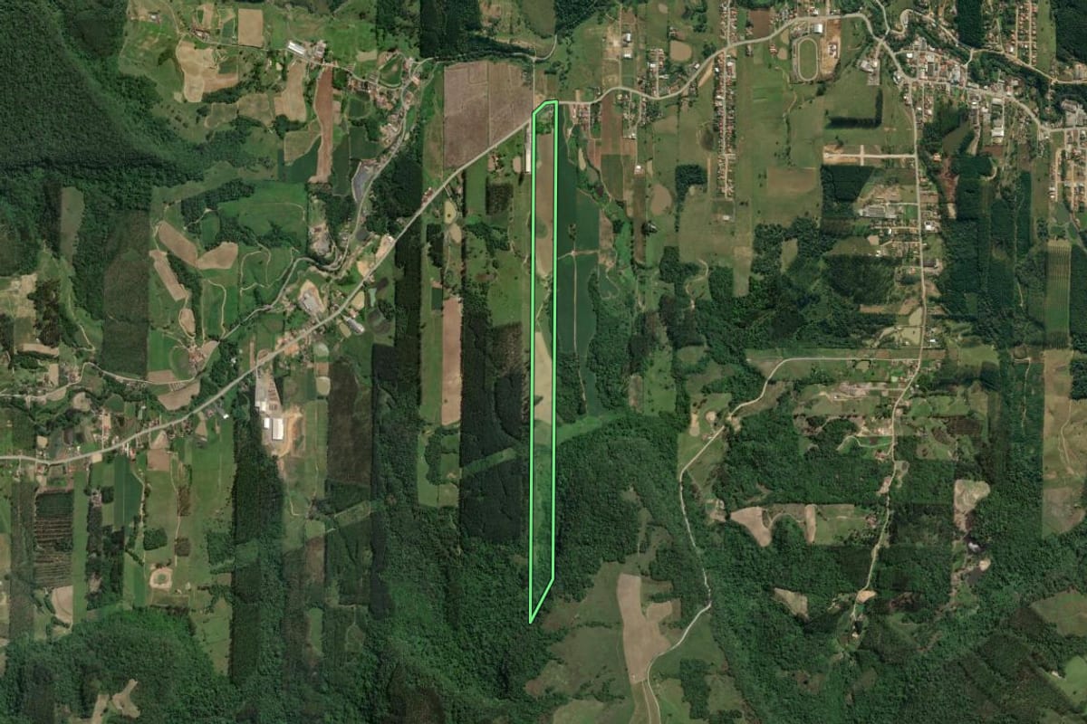 Imagem de satélite do imóvel rural em Dona Emma (SC), com o contorno declarado no CAR desenhado por cima.