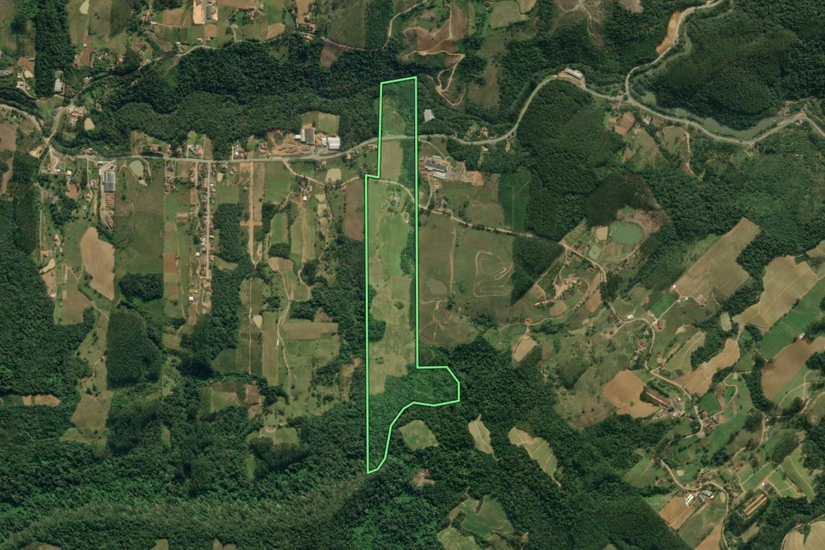 Imagem de satélite do imóvel rural em Dona Emma (SC), com o contorno declarado no CAR desenhado por cima.