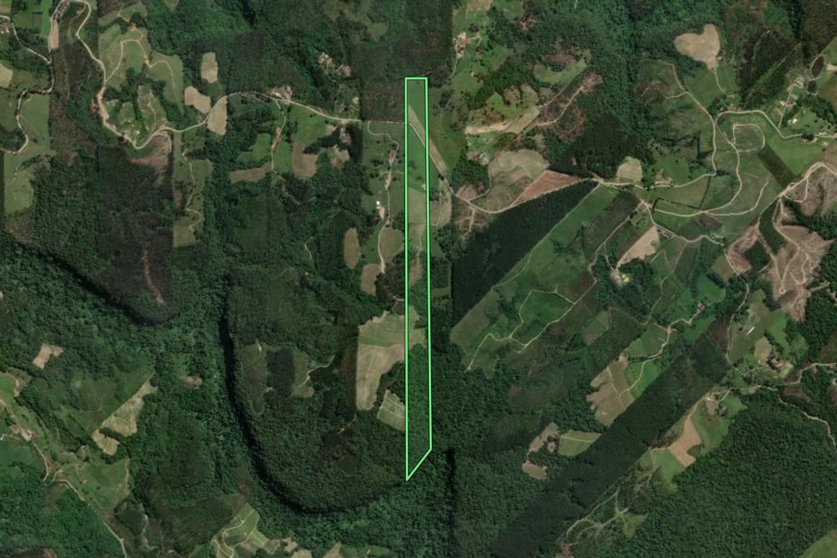 Imagem de satélite do imóvel rural em Dona Emma (SC), com o contorno declarado no CAR desenhado por cima.