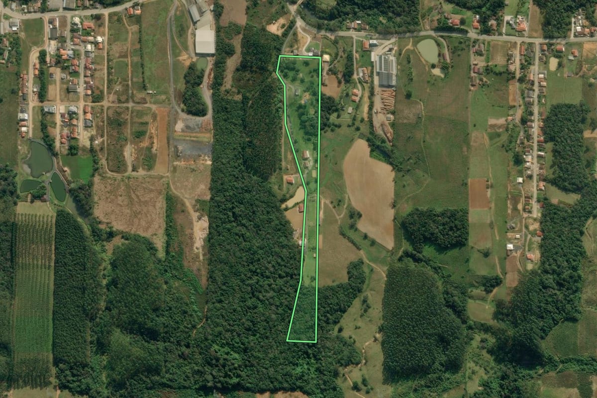 Imagem de satélite do imóvel rural em Dona Emma (SC), com o contorno declarado no CAR desenhado por cima.