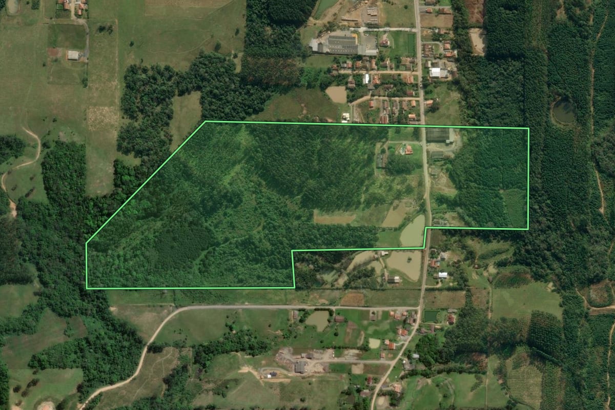 Imagem de satélite do imóvel rural em Dona Emma (SC), com o contorno declarado no CAR desenhado por cima.