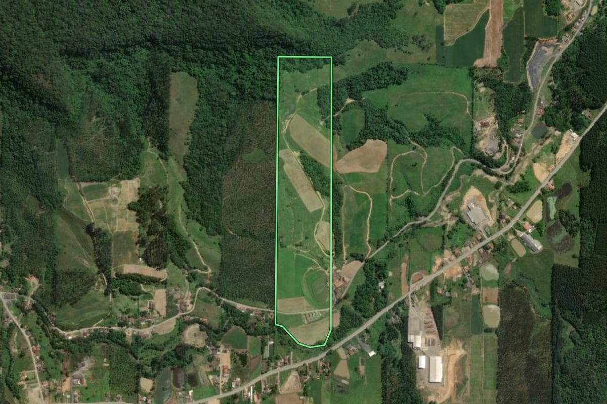 Imagem de satélite do imóvel rural em Dona Emma (SC), com o contorno declarado no CAR desenhado por cima.