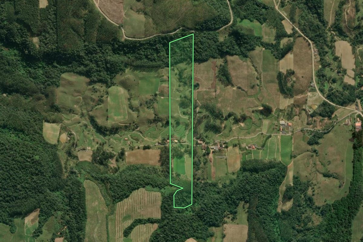 Imagem de satélite do imóvel rural em Dona Emma (SC), com o contorno declarado no CAR desenhado por cima.