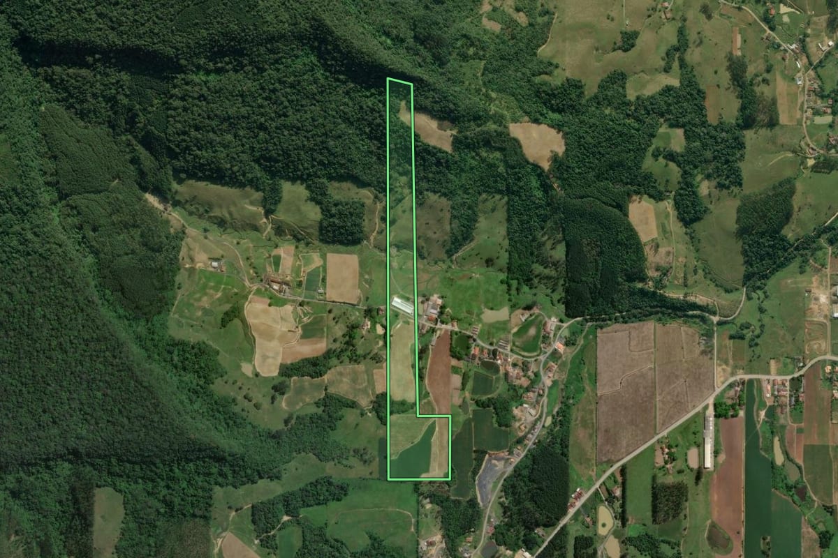 Imagem de satélite do imóvel rural em Dona Emma (SC), com o contorno declarado no CAR desenhado por cima.