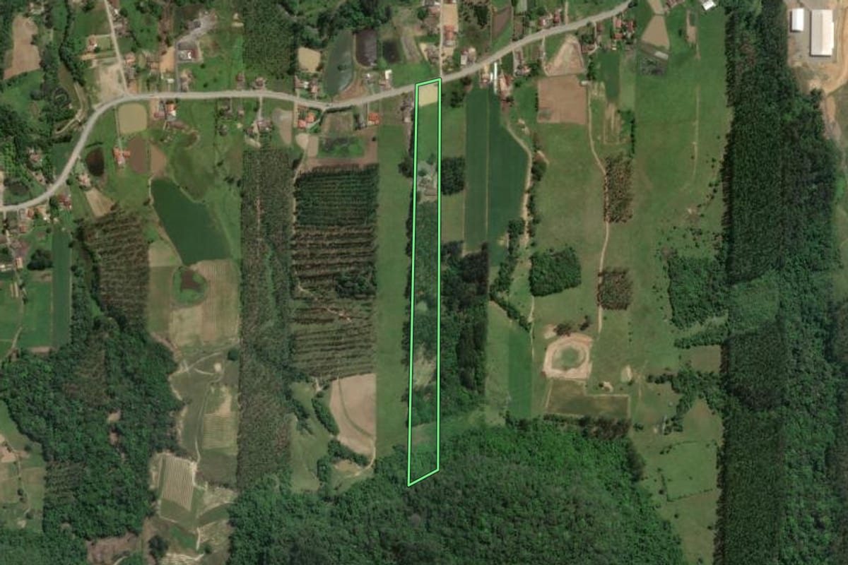 Imagem de satélite do imóvel rural em Dona Emma (SC), com o contorno declarado no CAR desenhado por cima.
