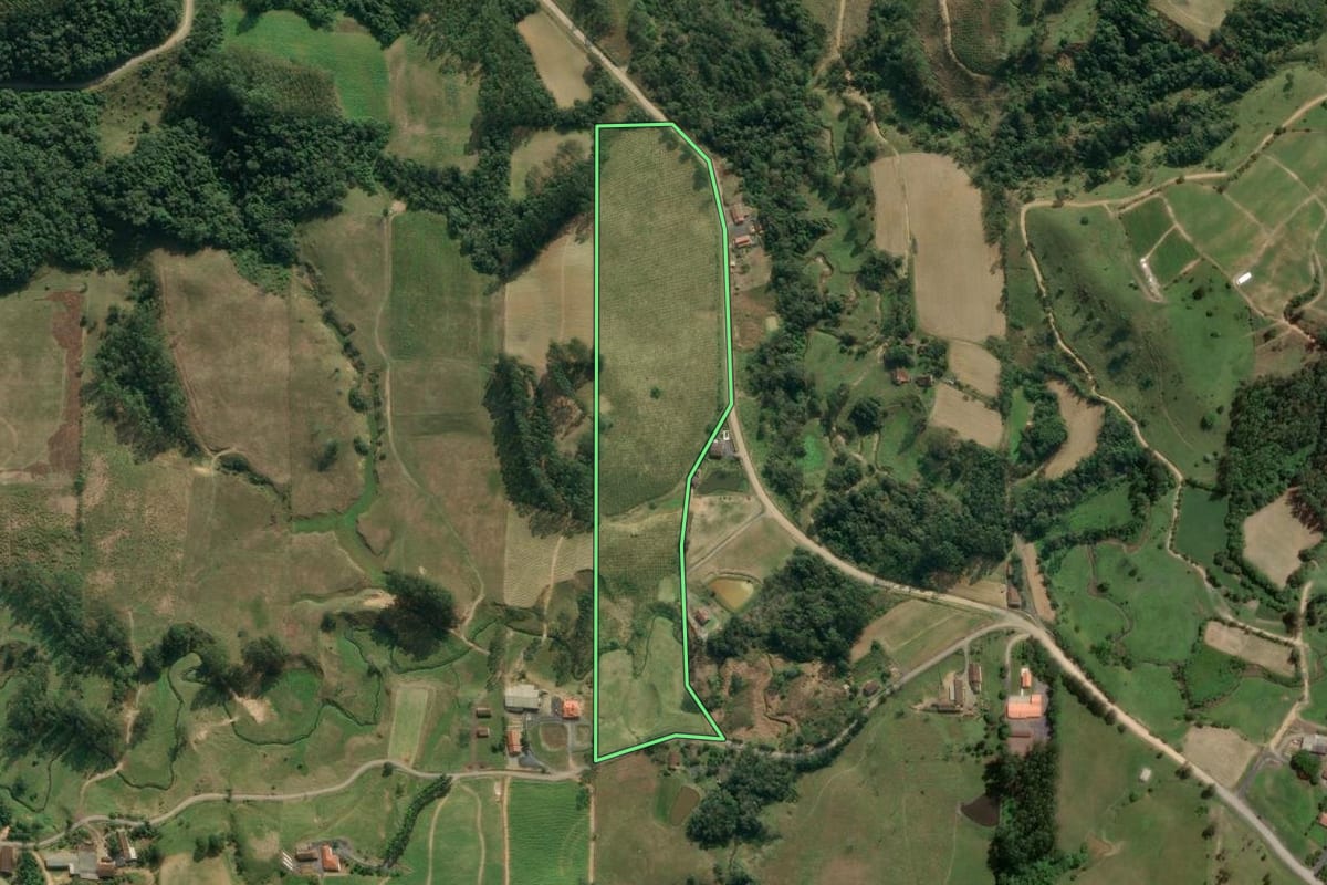 Imagem de satélite do imóvel rural em Dona Emma (SC), com o contorno declarado no CAR desenhado por cima.
