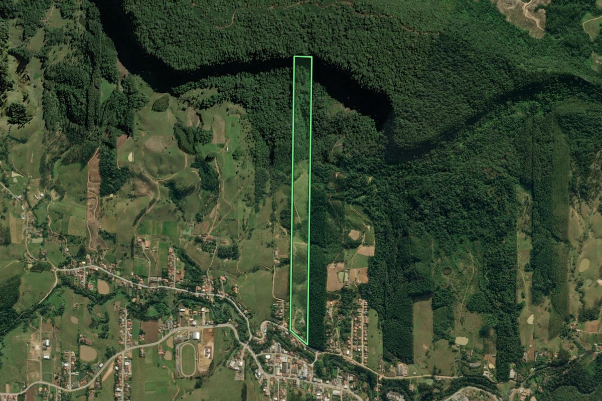 Imagem de satélite do imóvel rural em Dona Emma (SC), com o contorno declarado no CAR desenhado por cima.