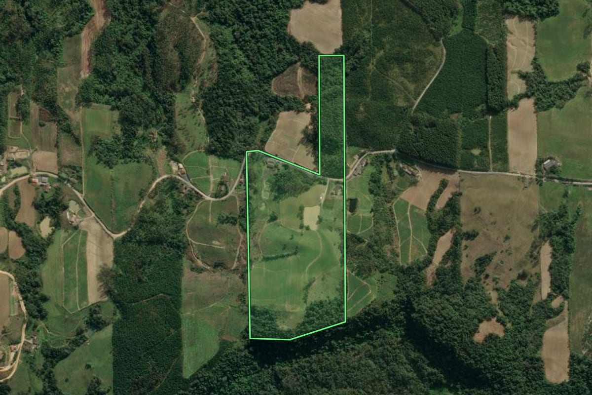 Imagem de satélite do imóvel rural em Dona Emma (SC), com o contorno declarado no CAR desenhado por cima.