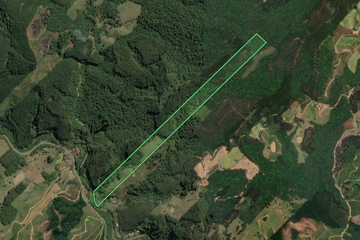Imagem de satélite do imóvel rural em Dona Emma (SC), com o contorno declarado no CAR desenhado por cima.