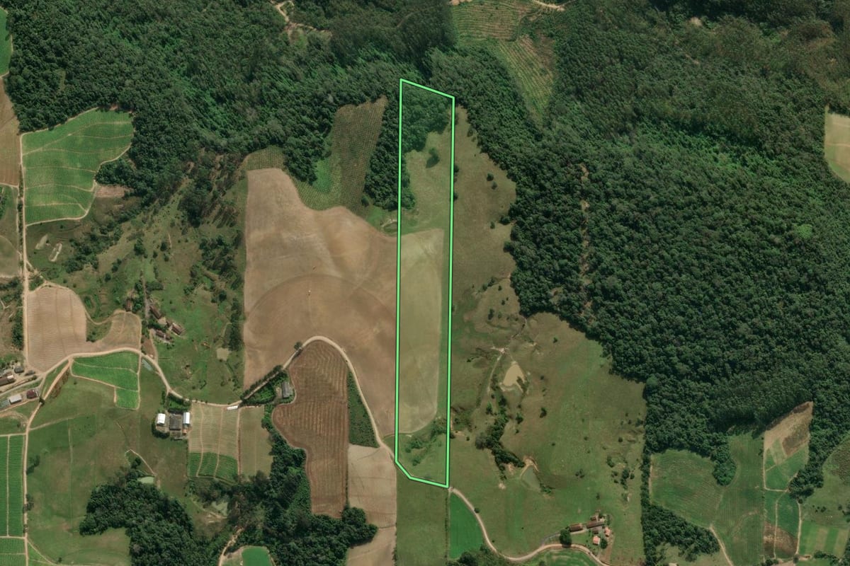 Imagem de satélite do imóvel rural em Dona Emma (SC), com o contorno declarado no CAR desenhado por cima.