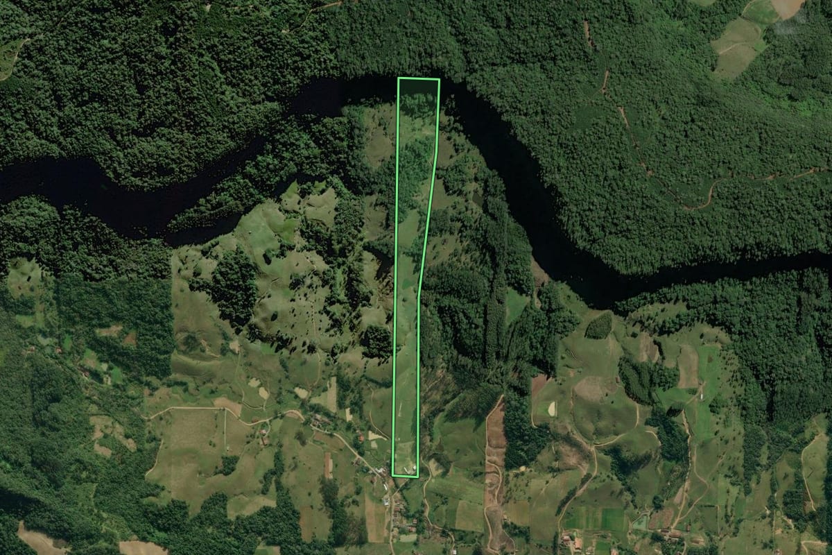 Imagem de satélite do imóvel rural em Dona Emma (SC), com o contorno declarado no CAR desenhado por cima.