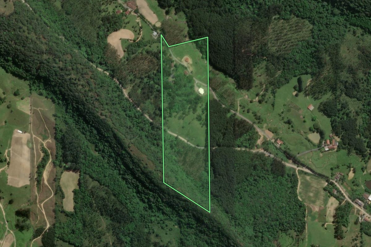 Imagem de satélite do imóvel rural em Dona Emma (SC), com o contorno declarado no CAR desenhado por cima.