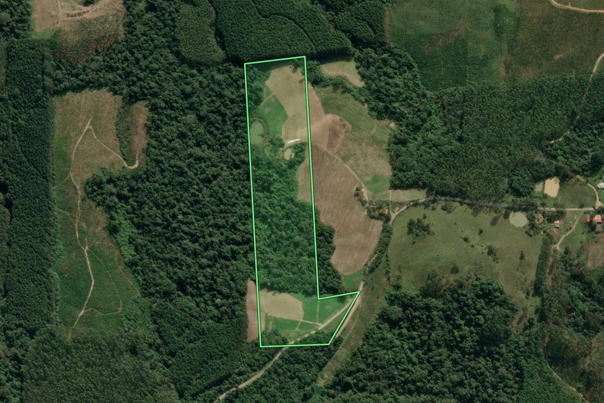 Imagem de satélite do imóvel rural em Dona Emma (SC), com o contorno declarado no CAR desenhado por cima.