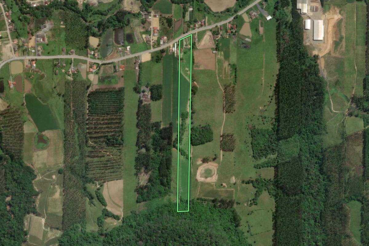 Imagem de satélite do imóvel rural em Dona Emma (SC), com o contorno declarado no CAR desenhado por cima.