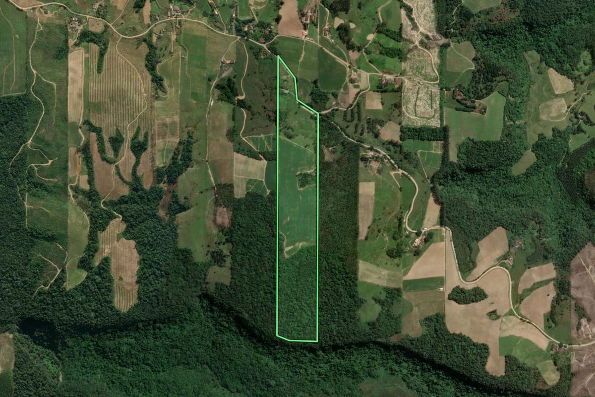 Imagem de satélite do imóvel rural em Dona Emma (SC), com o contorno declarado no CAR desenhado por cima.