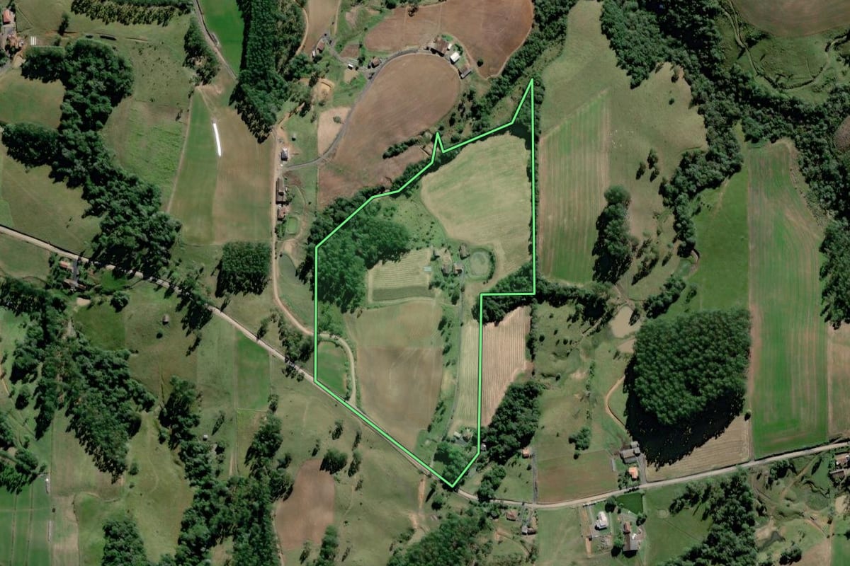 Imagem de satélite do imóvel rural em Dona Emma (SC), com o contorno declarado no CAR desenhado por cima.