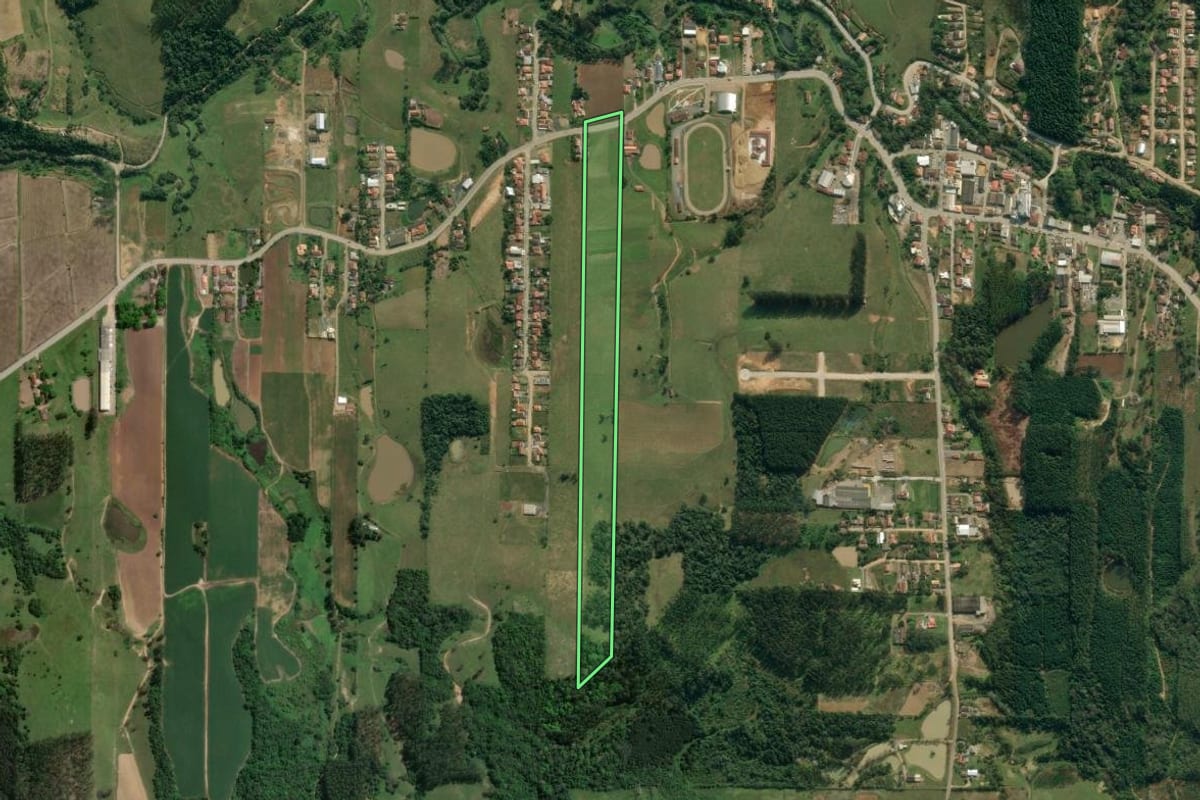 Imagem de satélite do imóvel rural em Dona Emma (SC), com o contorno declarado no CAR desenhado por cima.