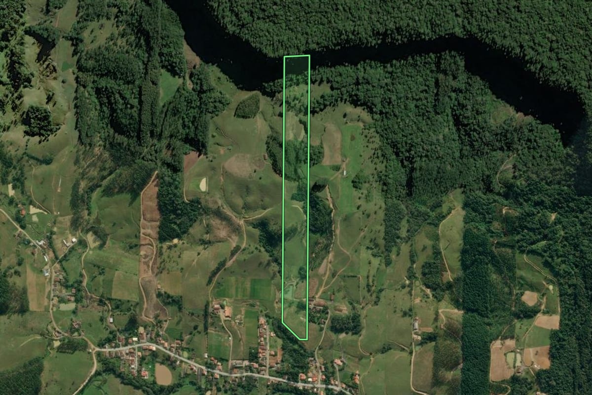 Imagem de satélite do imóvel rural em Dona Emma (SC), com o contorno declarado no CAR desenhado por cima.