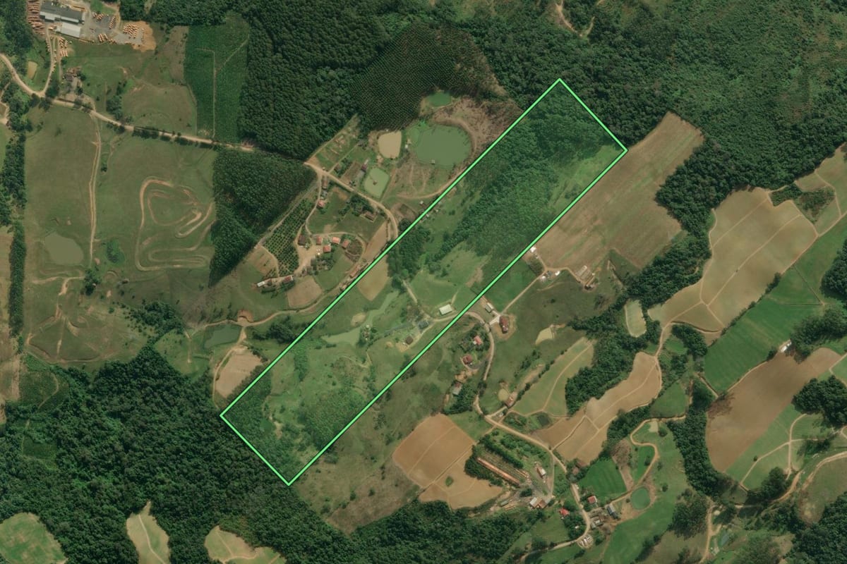 Imagem de satélite do imóvel rural em Dona Emma (SC), com o contorno declarado no CAR desenhado por cima.