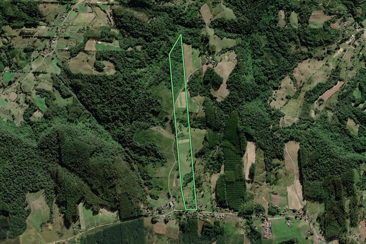 Imagem de satélite do imóvel rural em Dona Emma (SC), com o contorno declarado no CAR desenhado por cima.