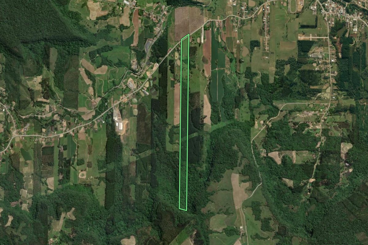 Imagem de satélite do imóvel rural em Dona Emma (SC), com o contorno declarado no CAR desenhado por cima.