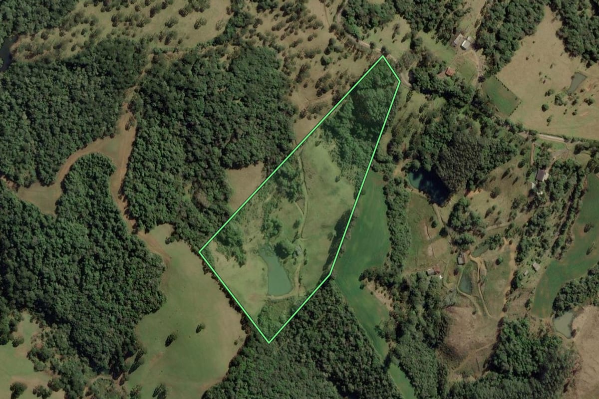 Imagem de satélite do imóvel rural em Doutor Pedrinho (SC), com o contorno declarado no CAR desenhado por cima.
