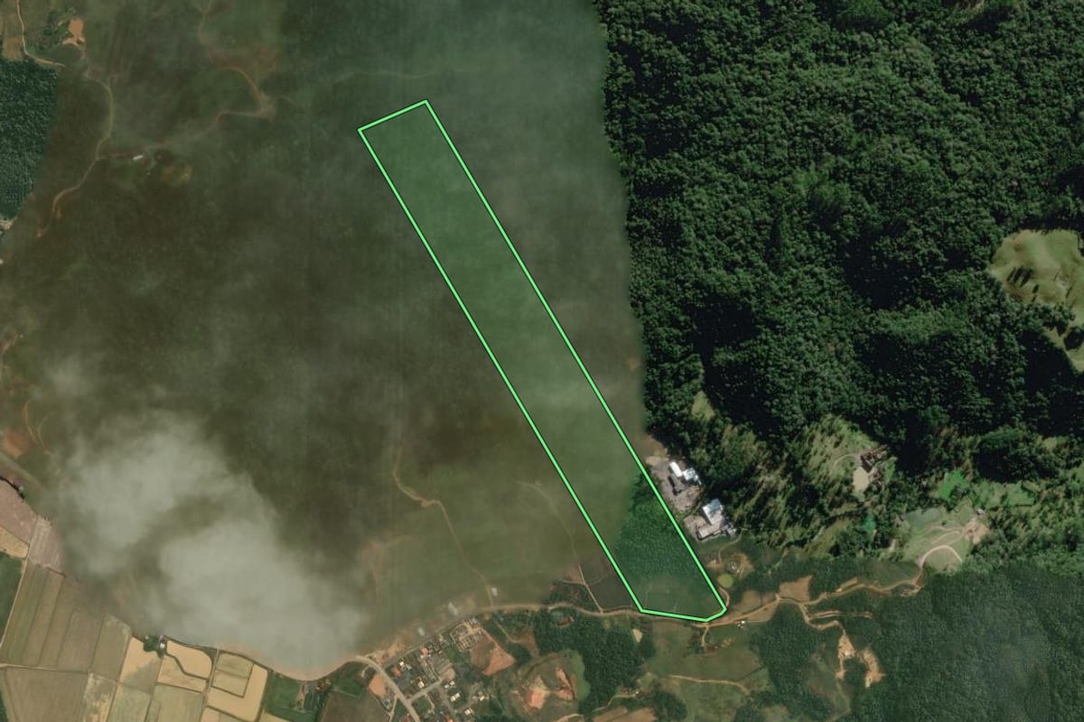 Imagem de satélite do imóvel rural em Doutor Pedrinho (SC), com o contorno declarado no CAR desenhado por cima.