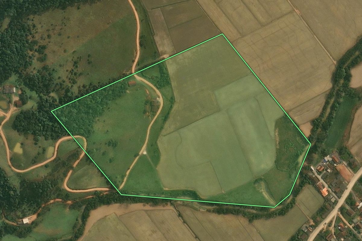 Imagem de satélite do imóvel rural em Doutor Pedrinho (SC), com o contorno declarado no CAR desenhado por cima.