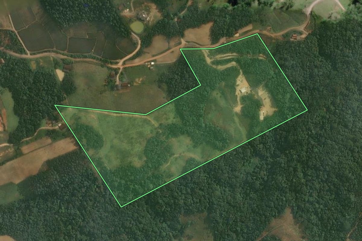 Imagem de satélite do imóvel rural em Doutor Pedrinho (SC), com o contorno declarado no CAR desenhado por cima.