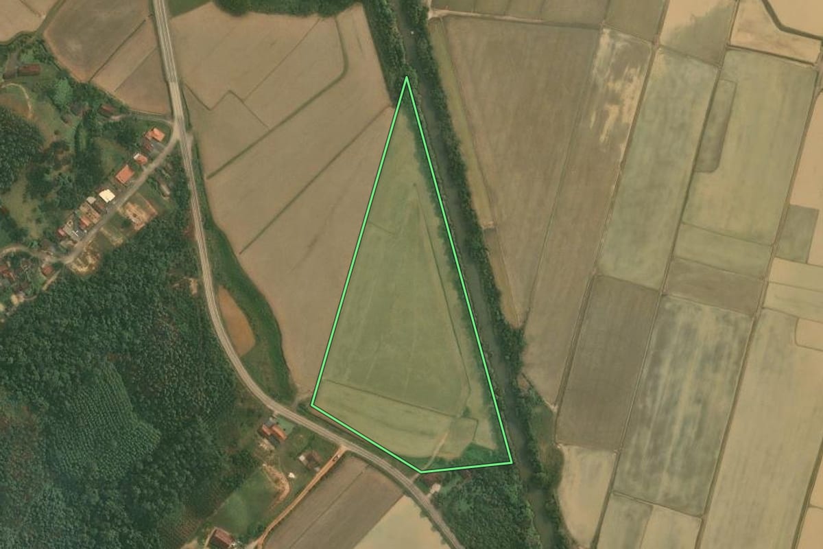 Imagem de satélite do imóvel rural em Doutor Pedrinho (SC), com o contorno declarado no CAR desenhado por cima.