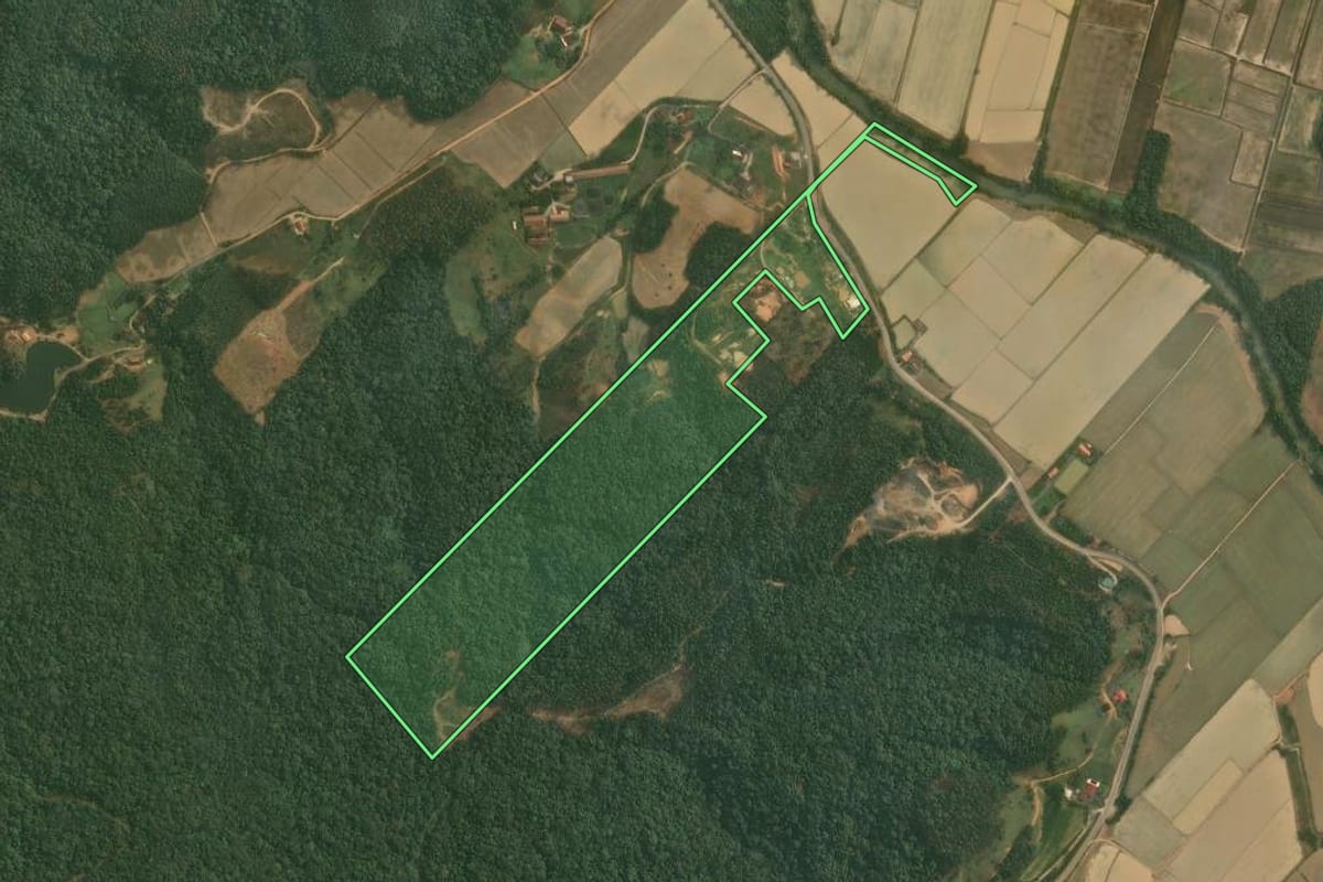 Imagem de satélite do imóvel rural em Doutor Pedrinho (SC), com o contorno declarado no CAR desenhado por cima.