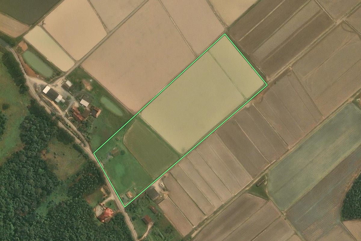Imagem de satélite do imóvel rural em Doutor Pedrinho (SC), com o contorno declarado no CAR desenhado por cima.