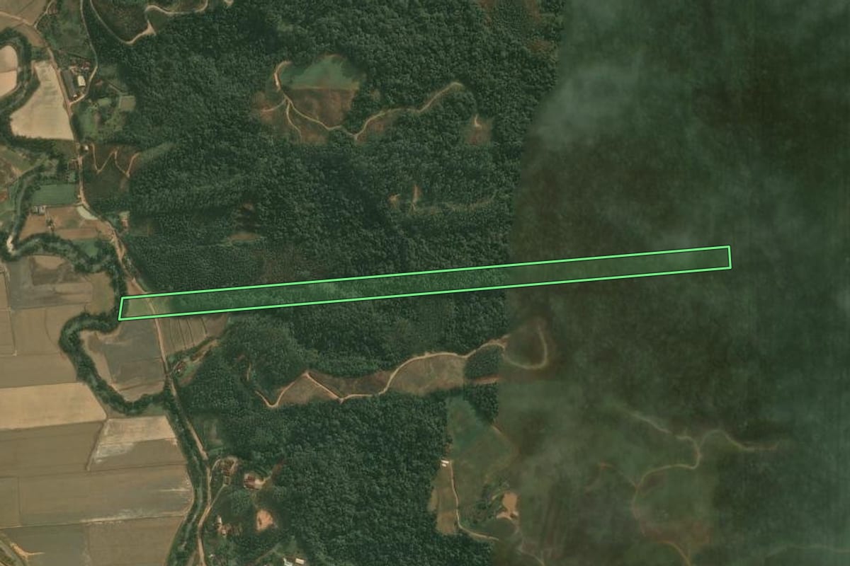 Imagem de satélite do imóvel rural em Doutor Pedrinho (SC), com o contorno declarado no CAR desenhado por cima.