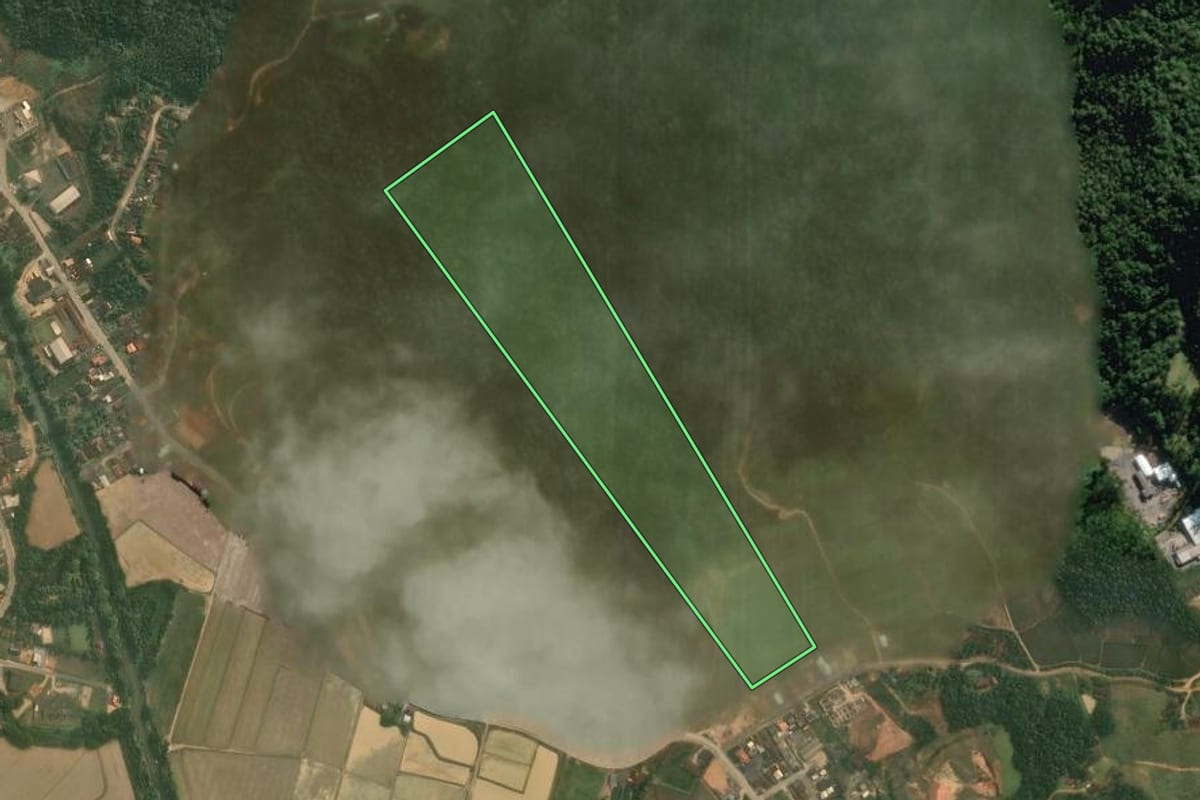 Imagem de satélite do imóvel rural em Doutor Pedrinho (SC), com o contorno declarado no CAR desenhado por cima.