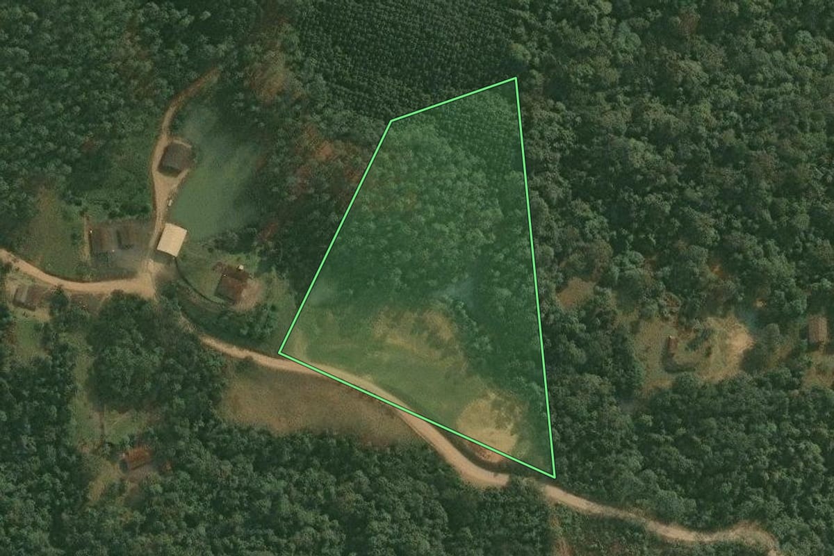Imagem de satélite do imóvel rural em Doutor Pedrinho (SC), com o contorno declarado no CAR desenhado por cima.