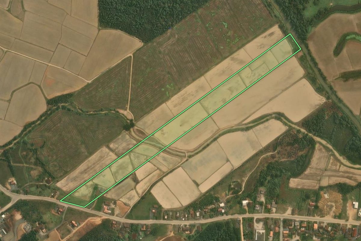 Imagem de satélite do imóvel rural em Doutor Pedrinho (SC), com o contorno declarado no CAR desenhado por cima.