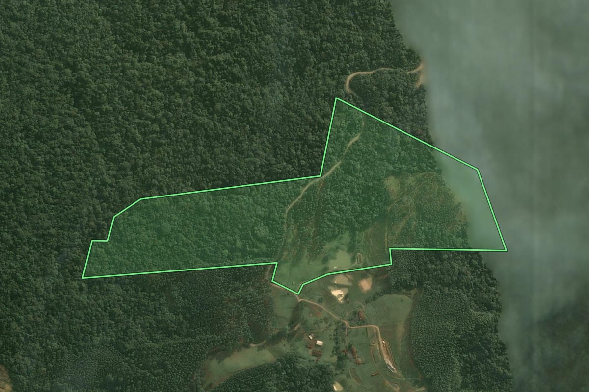 Imagem de satélite do imóvel rural em Doutor Pedrinho (SC), com o contorno declarado no CAR desenhado por cima.