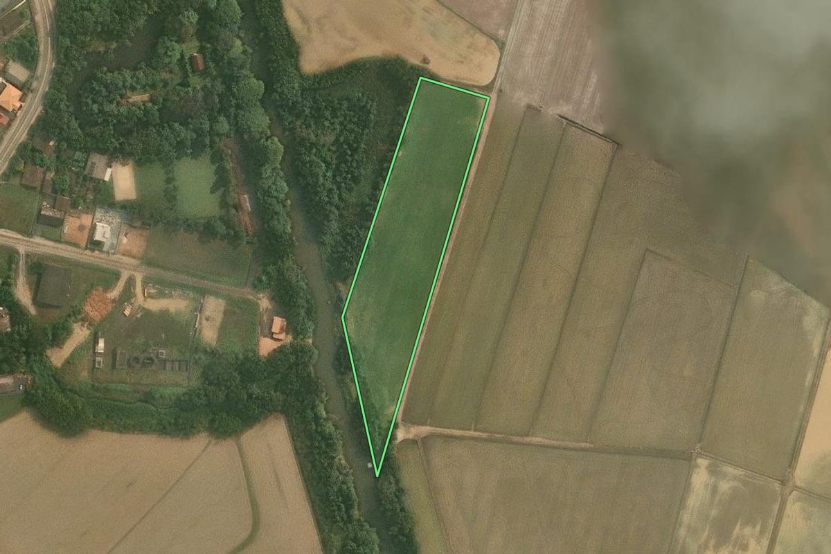 Imagem de satélite do imóvel rural em Doutor Pedrinho (SC), com o contorno declarado no CAR desenhado por cima.