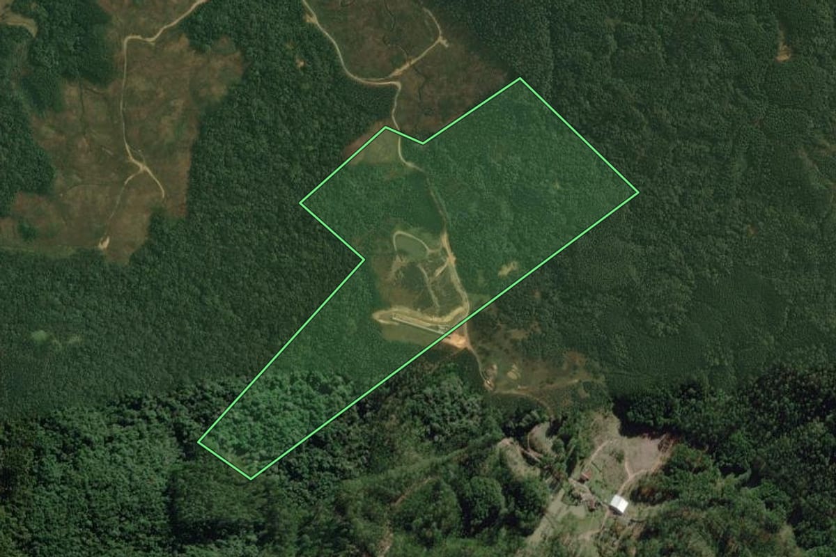 Imagem de satélite do imóvel rural em Doutor Pedrinho (SC), com o contorno declarado no CAR desenhado por cima.