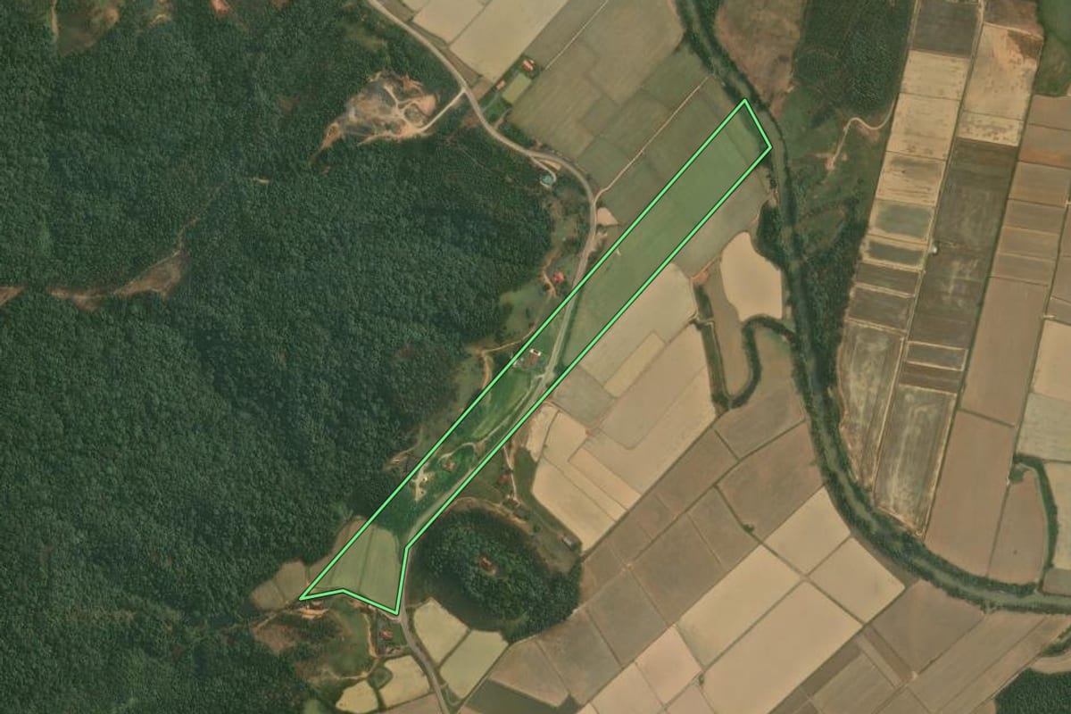 Imagem de satélite do imóvel rural em Doutor Pedrinho (SC), com o contorno declarado no CAR desenhado por cima.
