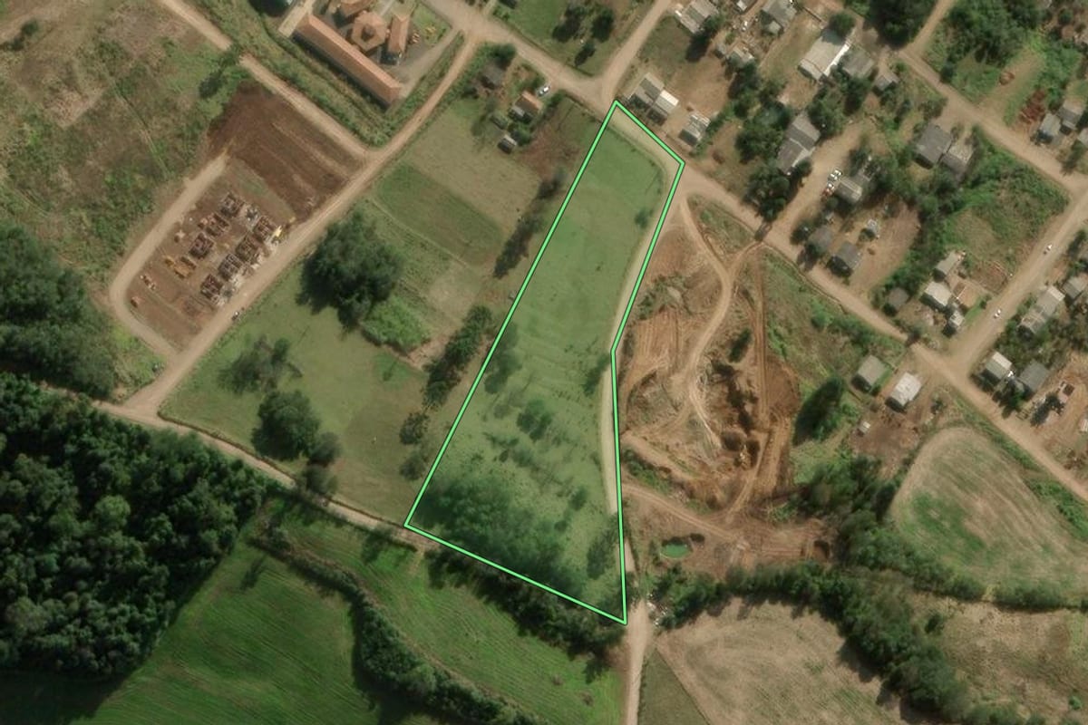Imagem de satélite do imóvel rural em Entre Rios (SC), com o contorno declarado no CAR desenhado por cima.